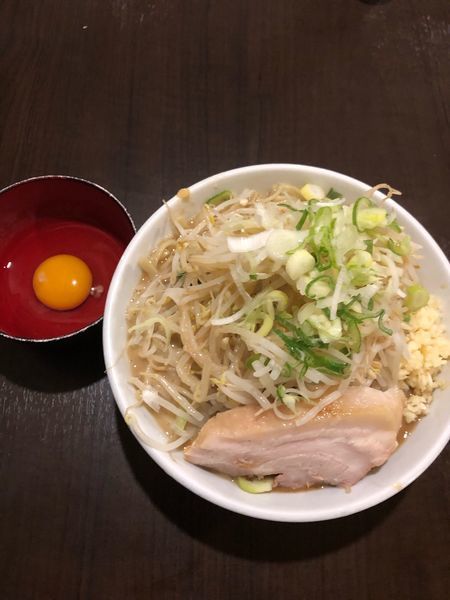 「ラーメン豚一枚ヤサイマシマシネギアブラニンニク890円 生卵50」@ちばから 渋谷道玄坂店の写真