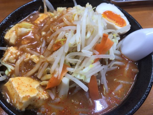 「激辛旨ラーメン930円+野菜100円」@極辛味噌専門店 麺屋つどいの写真
