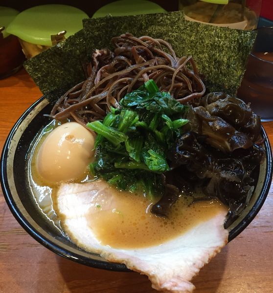 「ラーメン(麺固め)＋味玉＋耳入りきくらげ」@末廣家の写真
