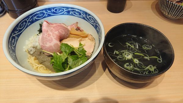 「煮干し油そば750+チャーシュー丼430」@寿製麺 よしかわ 西台駅前店の写真