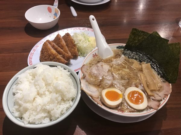「特製醤油厳選全部のせラーメン」@ラーメン魁力屋 豊川店の写真