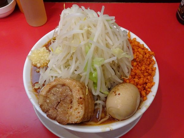 「辛いラーメン：300g（800円）＋味玉　野菜ニンニク辛揚げ」@鷹の目 獨協大学前本店の写真