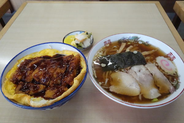 「ラーメン+ソースかつ丼」@すずや食堂の写真