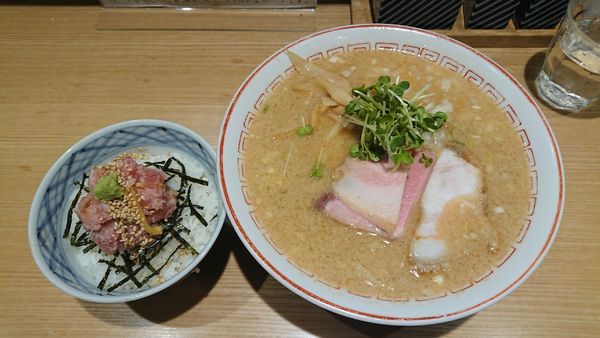 「味噌らーめん（まったり） + トロたくちらし 980円」@きたかた食堂の写真