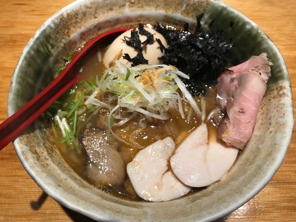 「”得”製焼きあご塩らー麺 ¥1,100」@焼きあご塩らー麺 たかはし 新宿本店の写真