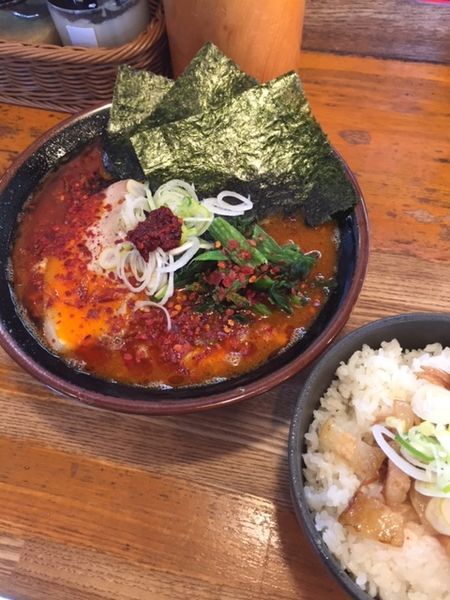 「赤いとき玉子ラーメン 900円  ライス大→豚めし・100円」@ラーメン 大山家の写真