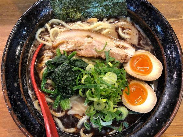 「黒味玉ラーメン 850円」@ラーメンどやどやの写真