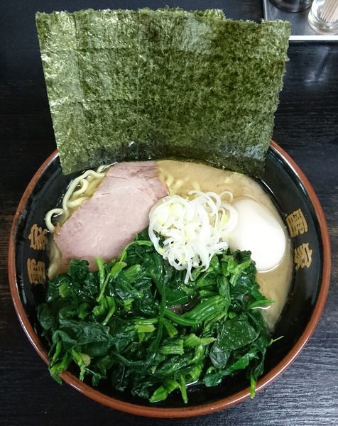 「ラーメン＋ほうれん草＋味玉」@雷家の写真