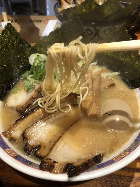 「特製ラーメン、緑茶ハイ（氷なし）、 焼き餃子、ネギマヨ餃子」@麺屋三代目 火華 中野総本店の写真