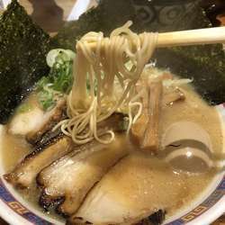 特製ラーメン、緑茶ハイ（氷なし）、 焼き餃子、ネギマヨ餃子