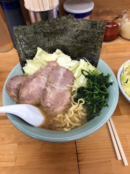 「中盛りチャーシュー 濃いめ固め少し多め  海苔ほうれん草増し 小」@捲り家の写真
