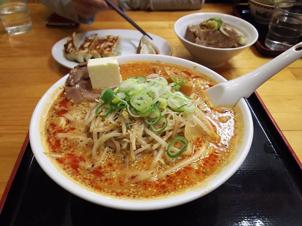 「辛味噌ラーメン（大盛）+バター」@北海とんこつらーめん 純輝 白井店の写真