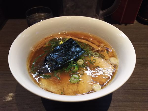 「醤油らぁめん」@支那そばや 本店の写真