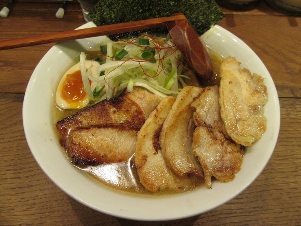 「限定　極旨黄金ラーメン（９４０円）＋チャーシュー４３２円」@鶏白湯中華そば 鶏たけ商店の写真