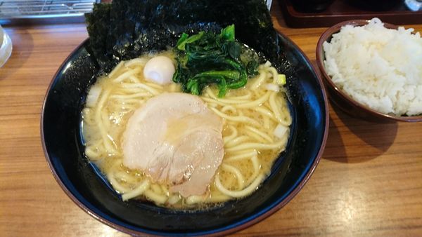 「ラーメン750円+海苔110円」@横浜家系ラーメン 横浜道 野田蕃昌店の写真