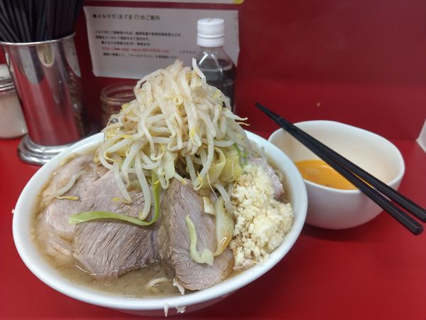 「小豚 + 生卵」@ラーメン二郎 神田神保町店の写真