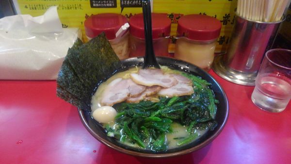 「醤油チャーシューメン(中)+ほうれん草」@らっち家 下川井店の写真