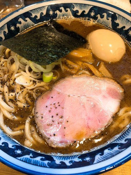 「ラーメン ¥790＋くん玉 ¥110」@兎に角 松戸店の写真