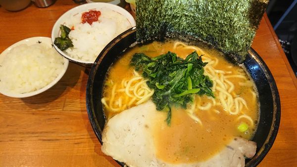 「ラーメン中盛(790円)+ライス(140円)玉ねぎ(100円」@末廣家の写真