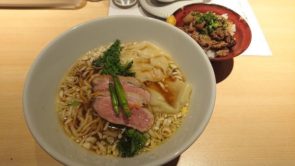 「鶏そば 醤油(中太手もみ麺) ごろごろ牛すじ牛ご飯」@鶏そば 山もとの写真