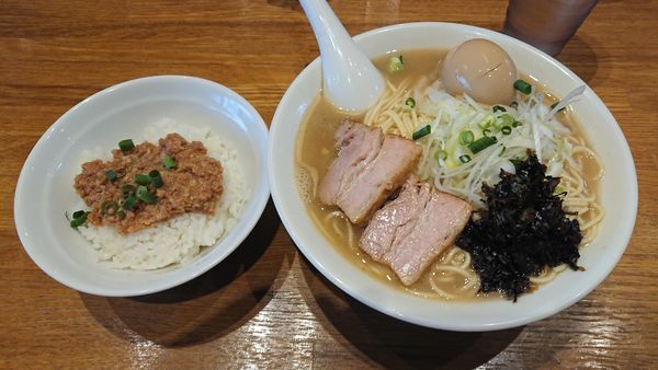 「煮干そば 白醤油 750円 + 鶏そぼろご飯 150円」@中村屋総本山の写真
