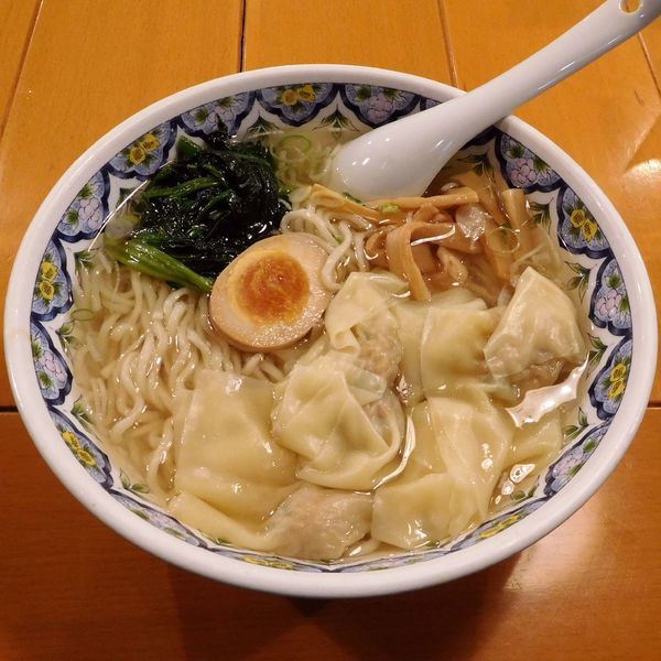 「塩ワンタン麺(890円)」@中国ラーメン 揚州商人 町田店の写真