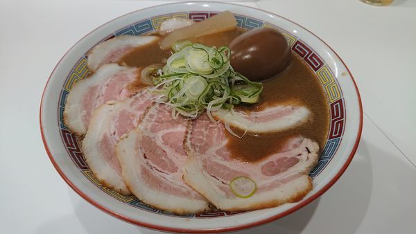 「煮干鰮豚骨らーめん煮玉子入り・肉増し」@煮干鰮豚骨らーめん 嘉饌の写真