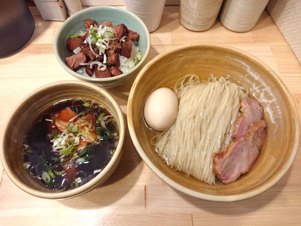 「鰹昆布出汁 特製醤油つけ麺＋ゴロ肉ごはん」@迂直の写真