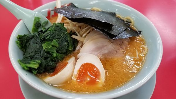 「特製味噌ネギチャーシュー麺　味玉、ほうれん草トッピング」@山岡家 松本店の写真