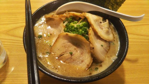 「とんこつ（おもめ）+チャーシュー」@上を向いていこうの写真