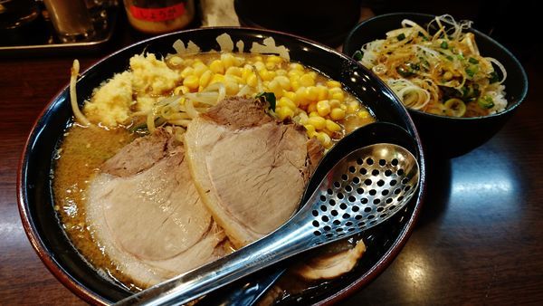 「限定/ガッツり味噌コーンラーメン+中盛り+ネギめし」@ラーメン 大山家 昭島店の写真