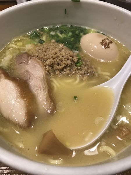 「白鶏ラーメン味玉入り」@鶏の穴の写真