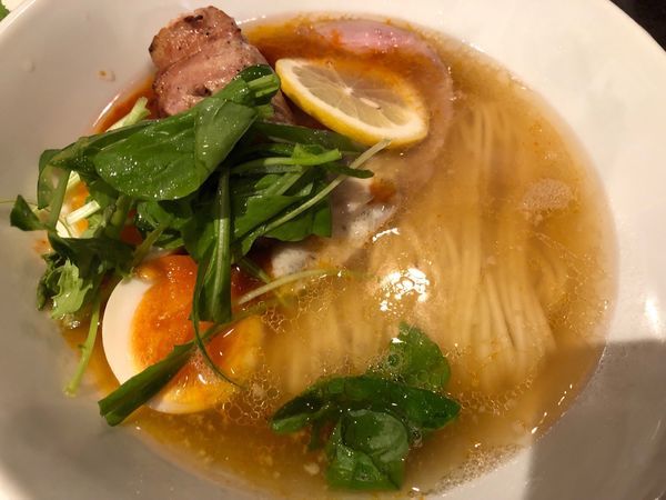 「背脂とミルフィーユチャーシューのトマトラーメン 1300円」@八咫烏の写真