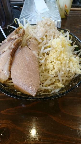 「豚湯並  ８００円  野菜増し生ニンニクアブラ」@らぁ麺のお店 三色の写真
