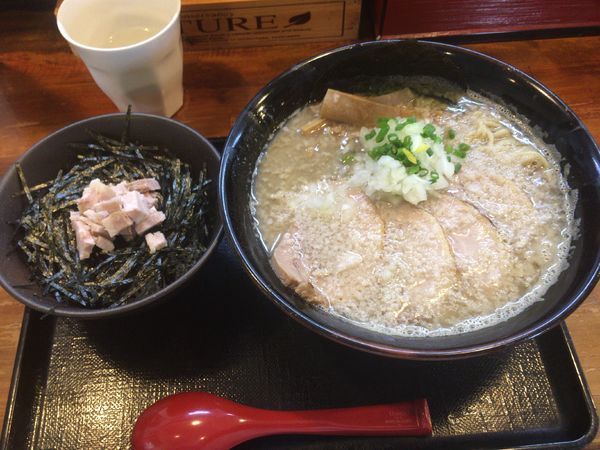 「黒・煮干しラーメン 大盛り チャーシュー」@煮干し中華そば つけ麺 海猫の写真