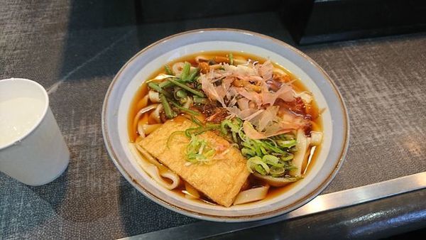 「山菜きしめん」@名代きしめん 住よし JR名古屋駅・新幹線上りホーム店の写真