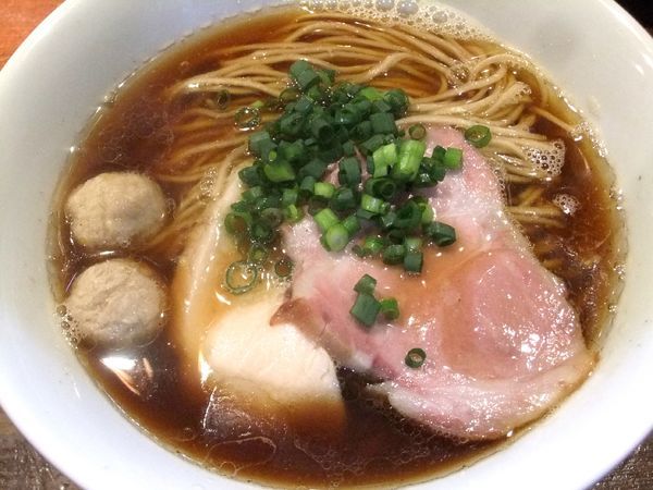 「芳醇醤油鶏そば（800円）」@麺や 而今 大東本店の写真