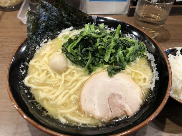 「ラーメン（塩・大盛）無料トッピングほうれん草」@横浜家系ラーメン 壱角家 大宮東口店の写真