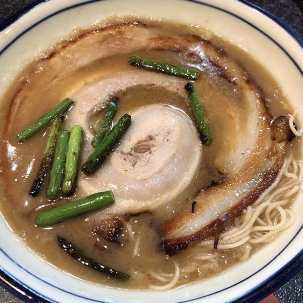 「【限定10食】落し蓋ラーメン（〆のご飯付き）」@烈志笑魚油 麺香房 三くの写真