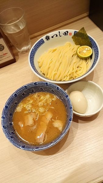 「濃厚つけ麺+チラシ味玉８８０円」@つじ田 池袋西口店の写真