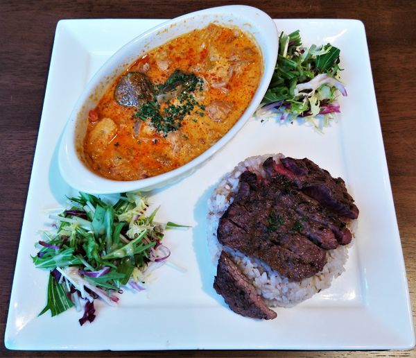 「特選辛口ボイチレッドカレーwithステーキ  1080円」@BOICHI ホテルサンルート浅草店の写真