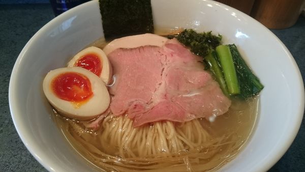 「塩らーめん（780円）＋味玉ハーフ（50円）」@とものもとの写真