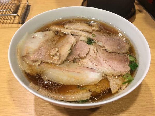 「醤油らーめんポーク」@西梅田 らんぷの写真