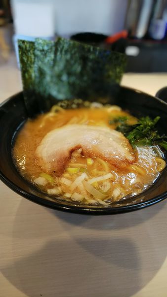 「醤油豚骨ラーメン並」@ゴル家 伊勢佐木モール店の写真