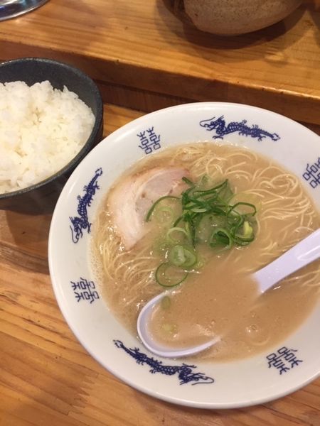 「ラーメン 650円　替玉150円　サービスライス付き」@博多ラーメンセンターの写真