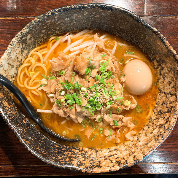 「肉辛ラーメン＋味玉」@麺や すする 本店の写真