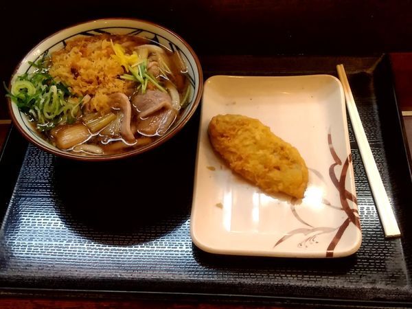 「鴨ねぎうどん(並盛)650円＋れんこん天110円」@丸亀製麺 イーサイト高崎店の写真