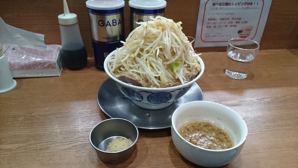 「ラーメン大盛り×２(野菜増し特製生姜味付き脂)￥９５０」@ラーメン ぶぅさんの写真