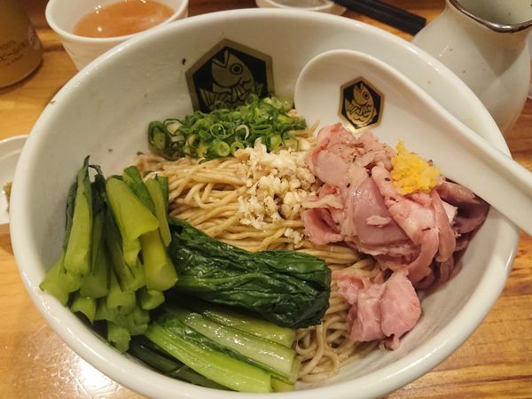 「鯛油そば700円＋旬の青菜100円 他」@真鯛らーめん 麺魚の写真