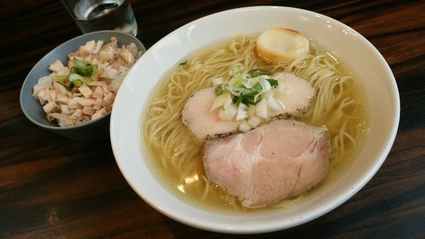 「白醤油中華そば　肉飯」@中華そば 梟の写真